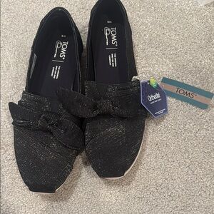 Toms Black Slip-On Loafers Minimalist Design